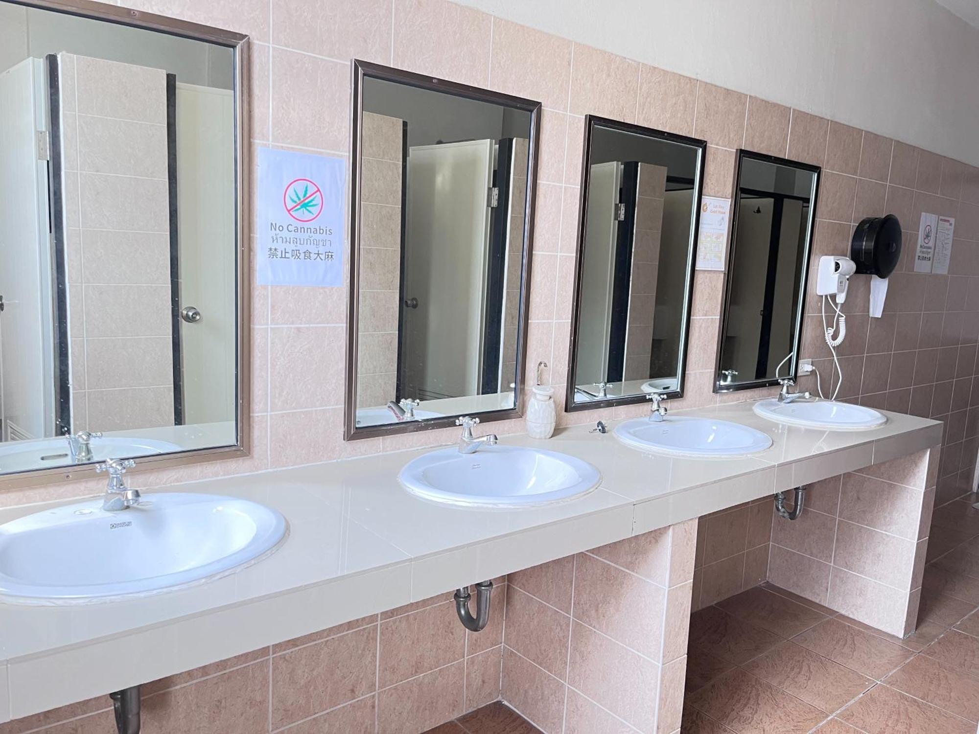 Lub Sbuy Hostel Phuket Exteriör bild
